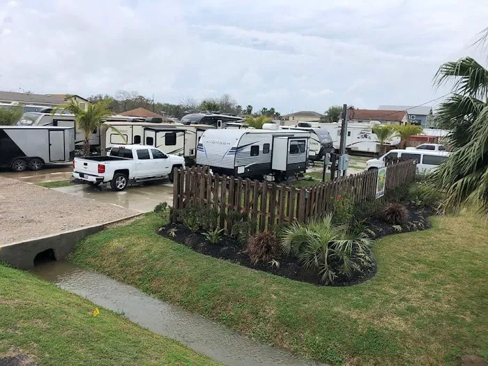 Green Parrot RV Park Picture 5