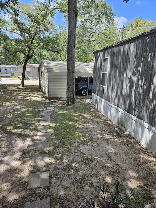 Leaning Oaks Manufactured Home Community Picture 2