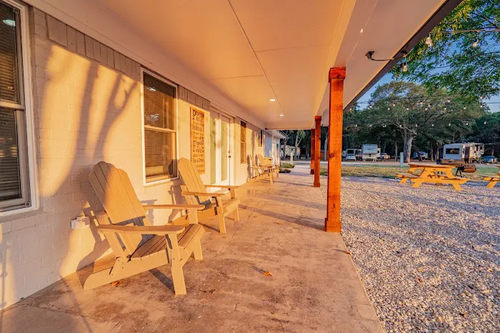 Royal Oaks RV Park Picture 6