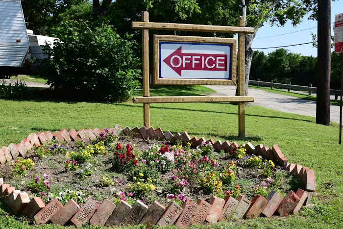 Cedar Ridge Mobile Home & RV Park Picture 4