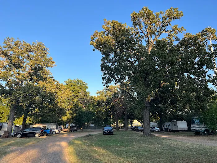 Camp Paris RV Park Picture 6