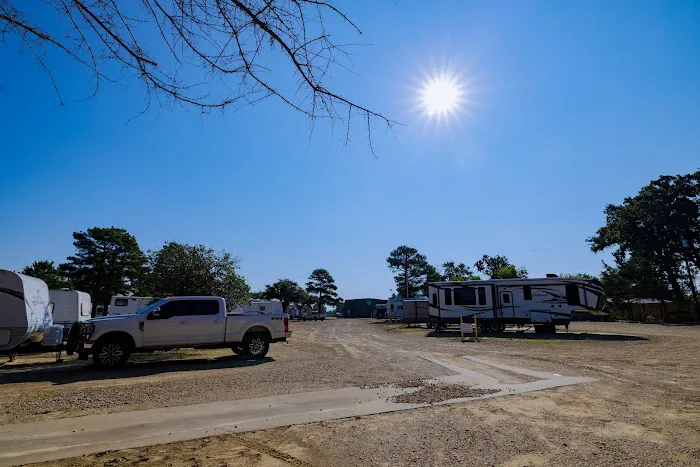 GTL Paris RV Park Picture 1