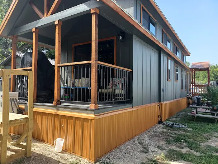 Lucky's RV Park Picture 2