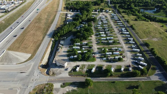 Lucky's RV Park Picture 3