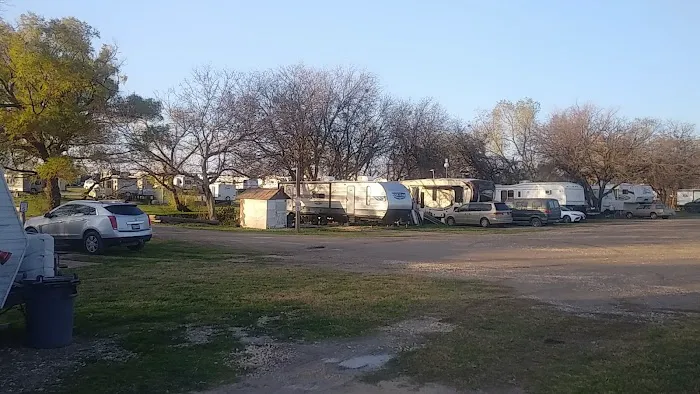 Lucky's RV Park Picture 9