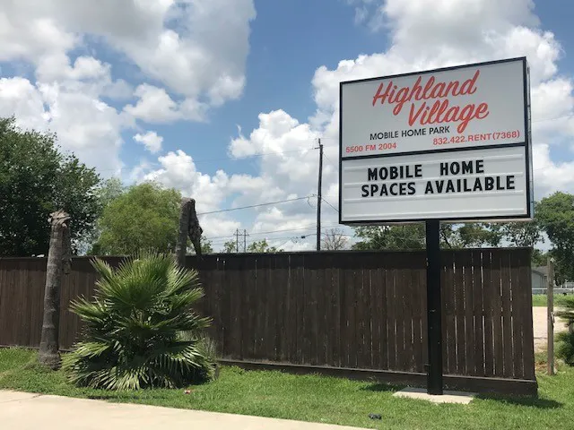 Highland Village Mobile Home Park Picture 3