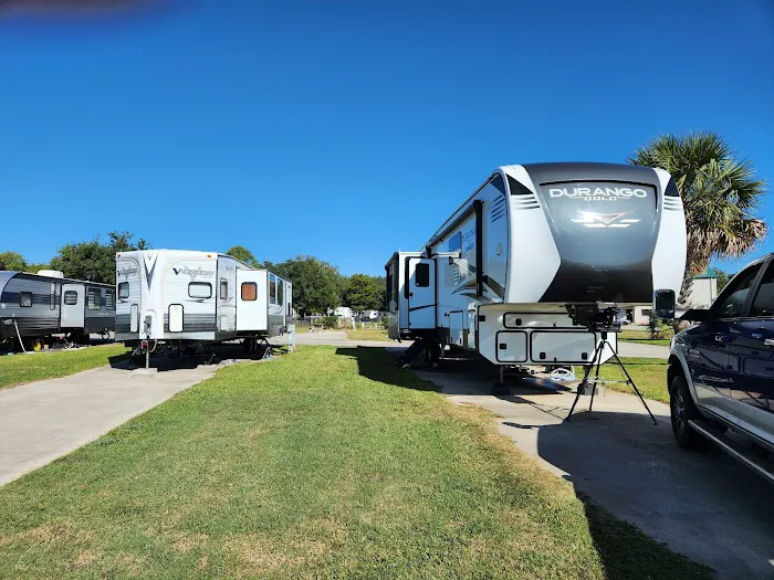 Lily's By the Bay RV Park Picture 3