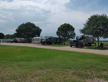 Dee's RV Park Picture 2