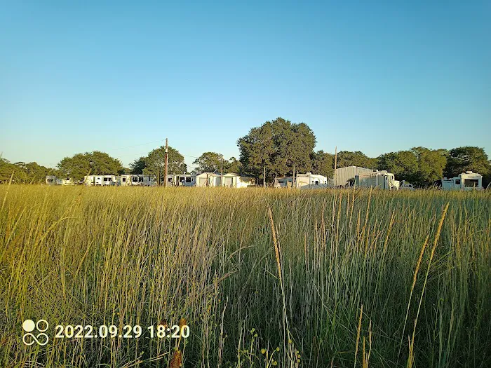 Dee's RV Park Picture 7