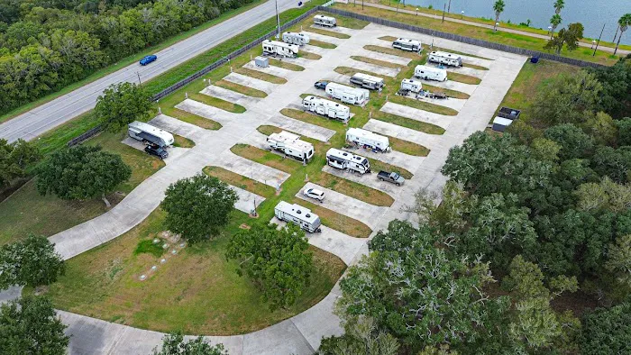 Quilly's Cozy Traveler RV Park Picture 4