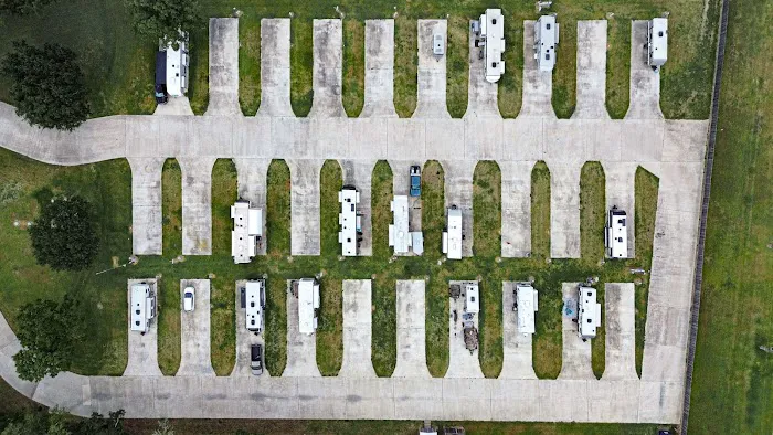 Quilly's Cozy Traveler RV Park Picture 3