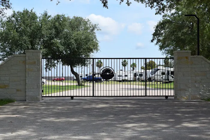 Quilly's Cozy Traveler RV Park Picture 8