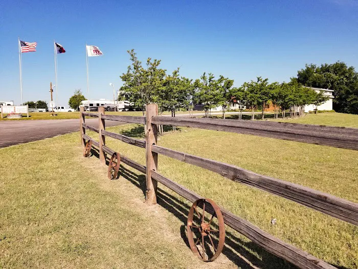 Hooves N Wheels RV Park Picture 2