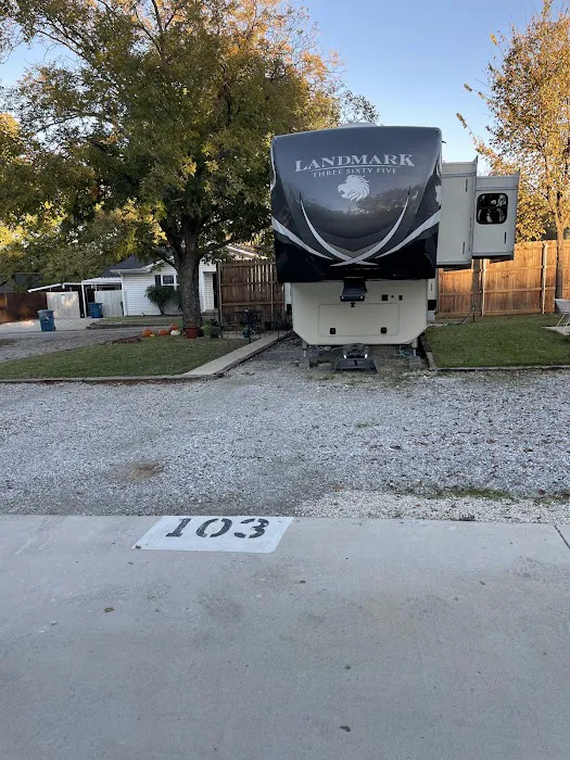 Lake Dallas RV Park Picture 2