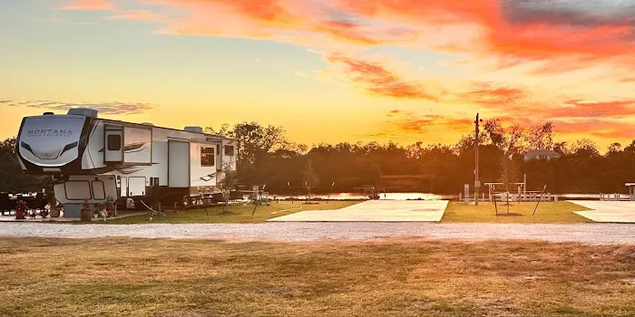 Henry's Hideout - Riverside RV Park Picture 2