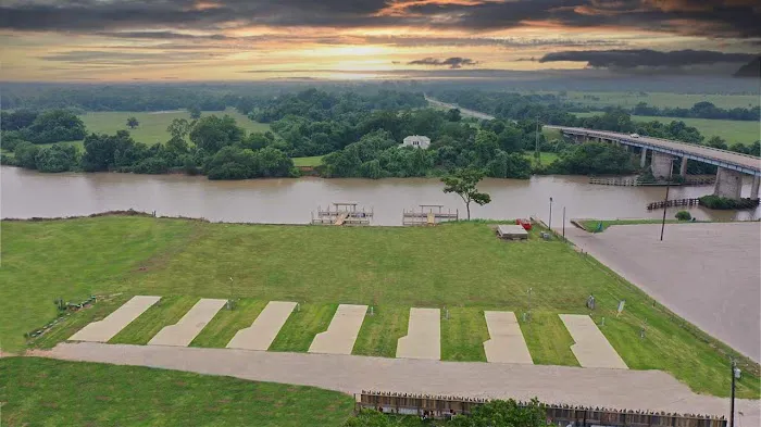 Henry's Hideout - Riverside RV Park Picture 1