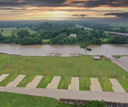 Henry's Hideout - Riverside RV Park