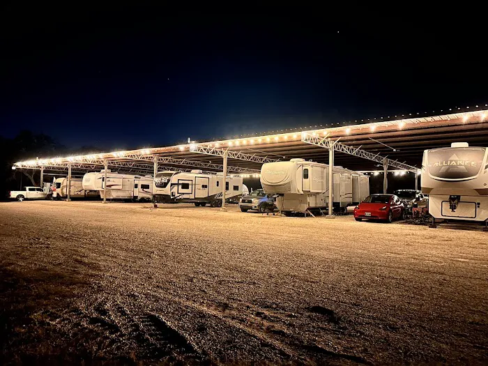 Henry's Hideout - Riverside RV Park Picture 5