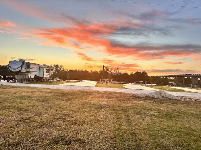 Henry's Hideout - Riverside RV Park Picture 6