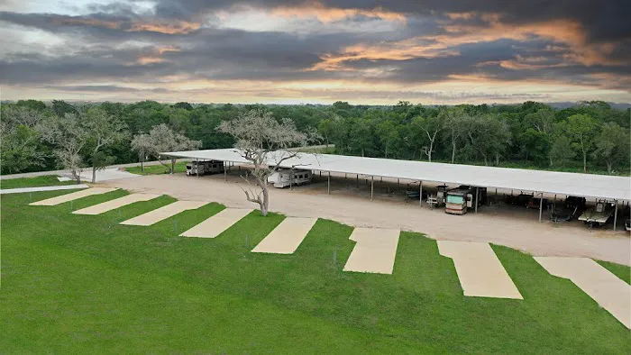 Henry's Hideout - Riverside RV Park Picture 4