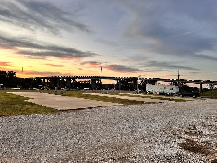 Henry's Hideout - Riverside RV Park Picture 9