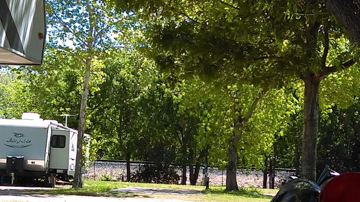 Travelers Paradise RV Park Picture 1