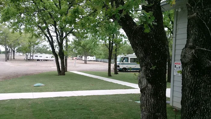 Sunny Bastrop RV Park Picture 5
