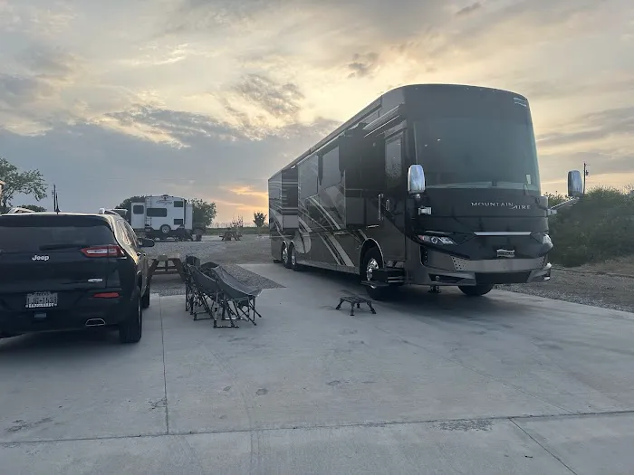 YELLOWROSE RV RESORT Picture 4