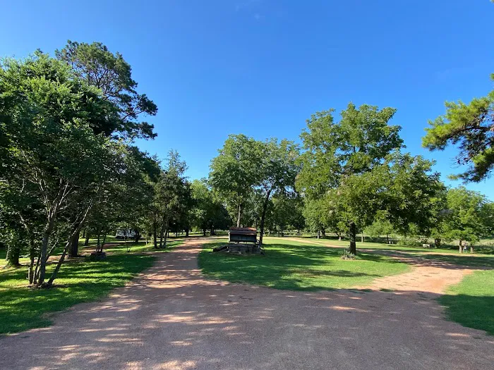 The Cozy Pines Cabin & RV Park Picture 7