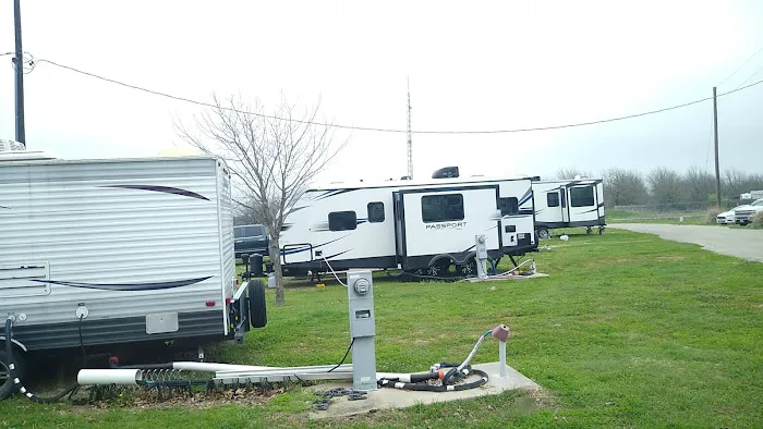 Berry Springs RV Park Picture 2