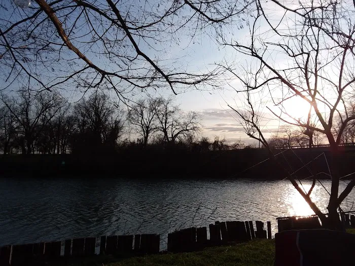 River Shade RV Park Picture 5