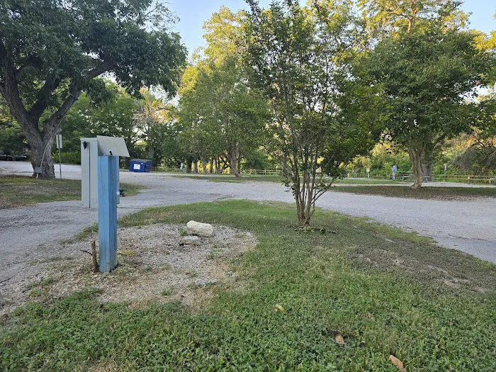 River Shade RV Park Picture 6