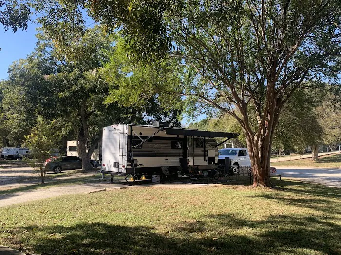 River Shade RV Park Picture 9