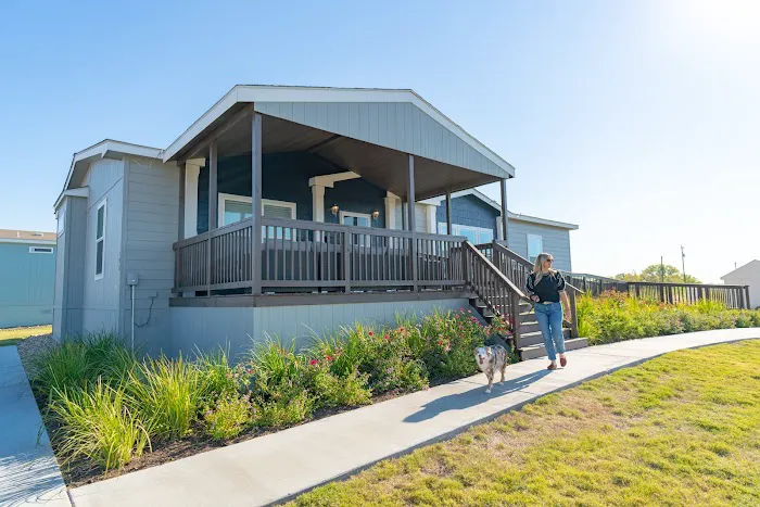 Creeks Crossing Picture 10