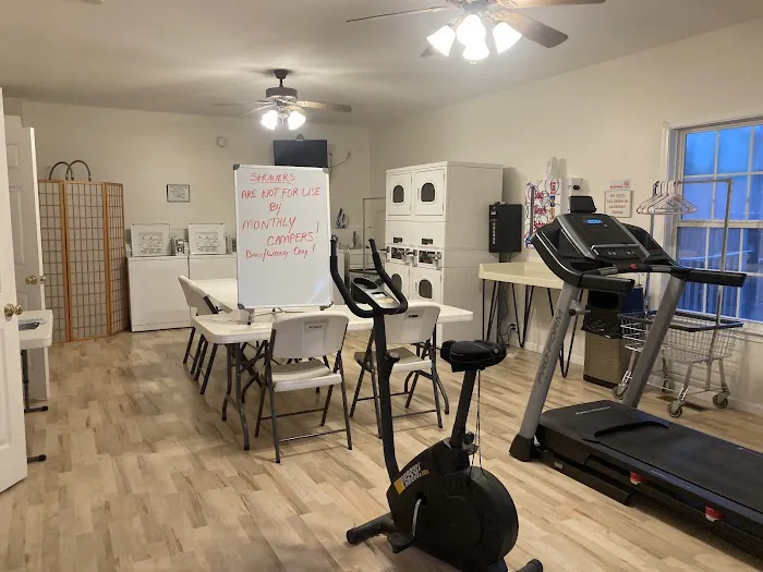 Ivy's Cove RV Retreat Picture 4