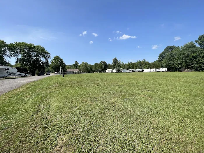 Ivy's Cove RV Retreat Picture 7