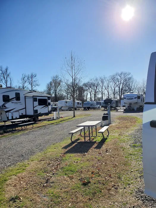 Ivy's Cove RV Retreat Picture 6