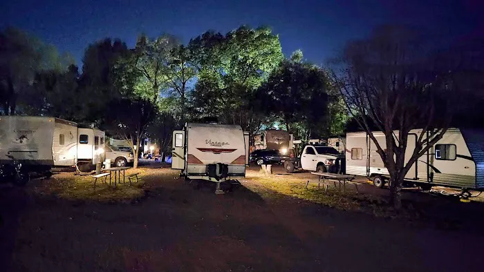 Ivy's Cove RV Retreat Picture 5