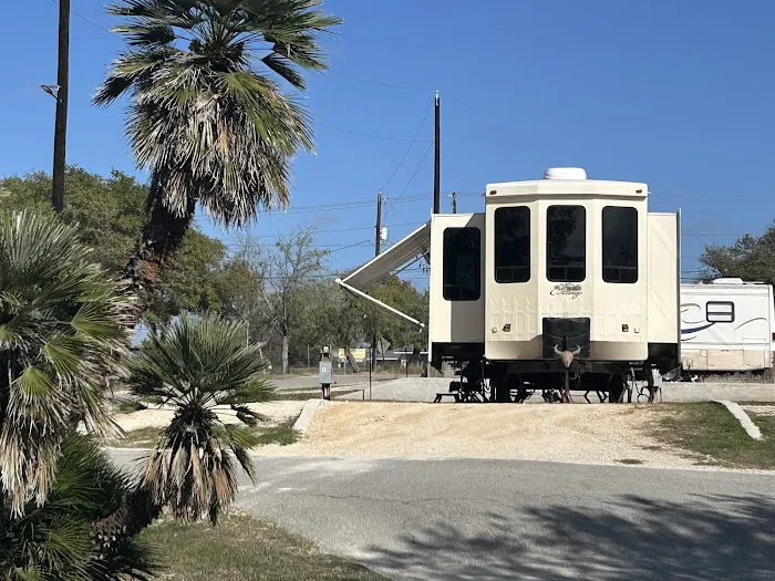 Lakeside RV Park - New Braunfels TX Picture 3