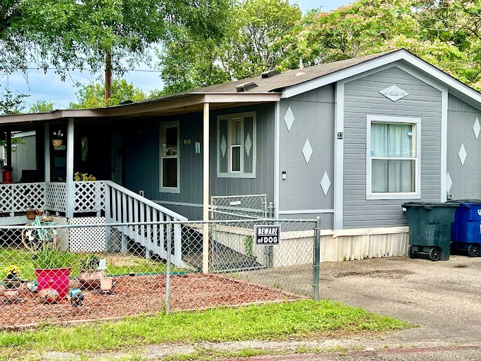 Wayside Mobile Home Park in New Braunfels Picture 5