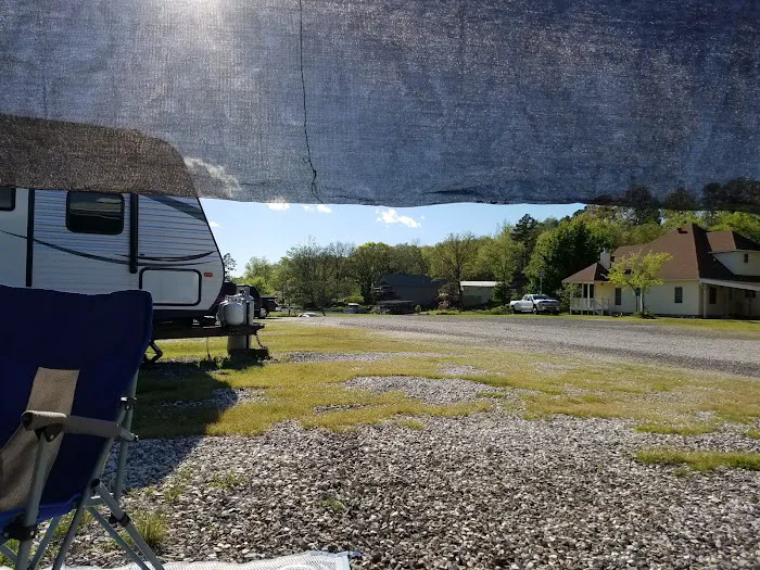 Young's Lakeshore RV Resort Picture 6