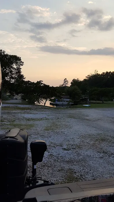 Young's Lakeshore RV Resort Picture 7