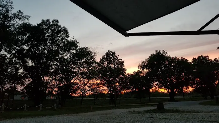 Golden's Riverside RV Park Picture 4