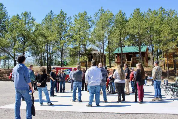 Big Pines RV Escape - Cabins & RV Picture 8