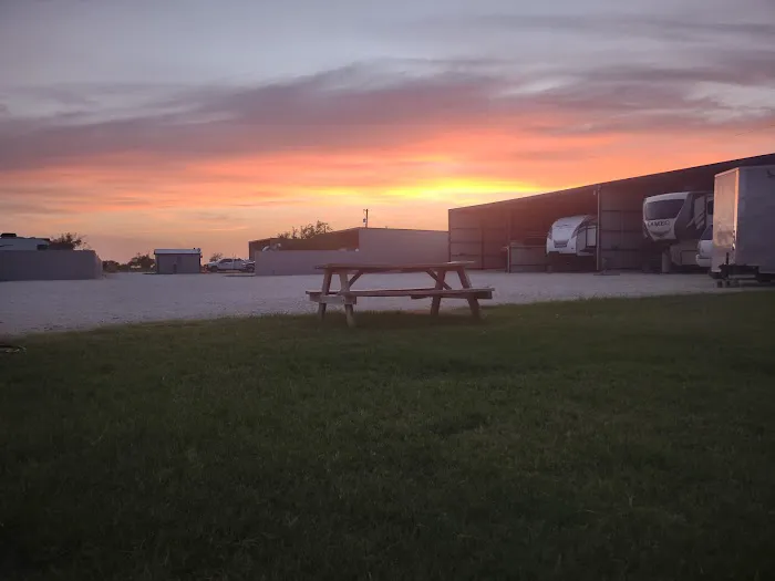 Elmdale Covered RV Park Picture 4