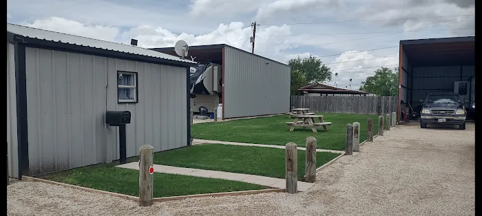 Elmdale Covered RV Park Picture 8