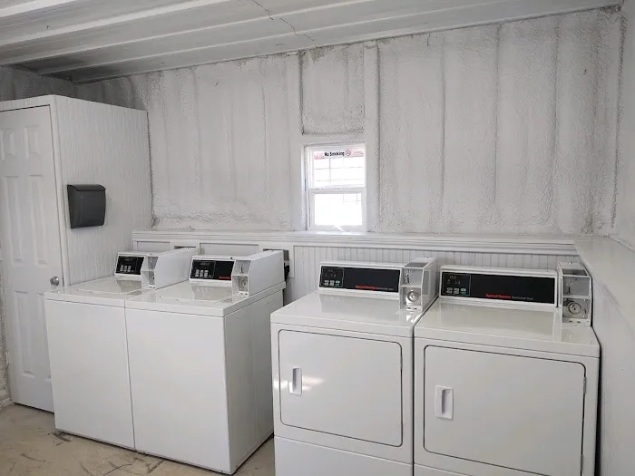 Elmdale Covered RV Park Picture 6