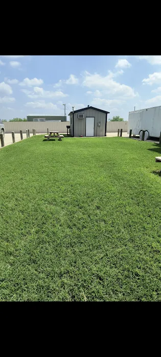 Elmdale Covered RV Park Picture 5