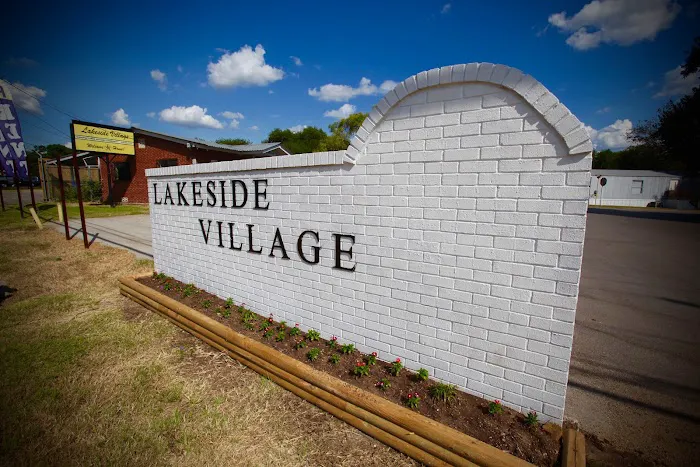 Lakeside Village MHC Picture 3