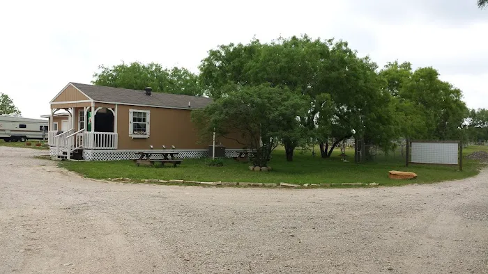 A Country Breeze RV Park Picture 3